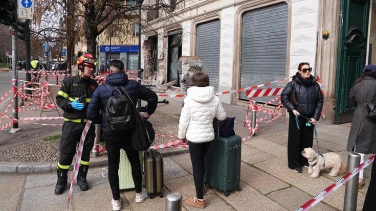 I residenti del palazzo colpito dal tram deragliato: “Vogliamo solo tornare a casa”