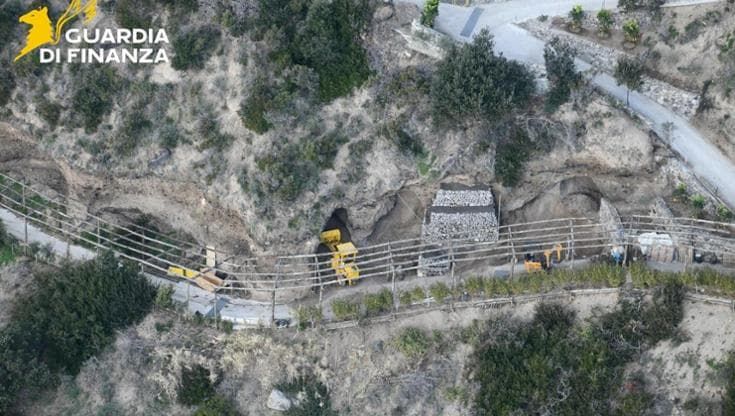 Ischia, costone sventrato per un resort da sogno: struttura sequestrata, rischio frana