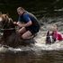 Inghilterra, cavalli, calessi e bagni nel fiume: Appleby è 'invasa' dai gipsy