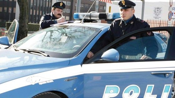 Ruba cibo per sfamarsi, agenti gli pagano il pranzo