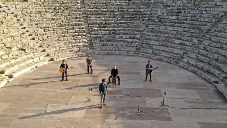 Piazze piene per i comizi proibite per i concerti: “Noi cantanti penalizzati”