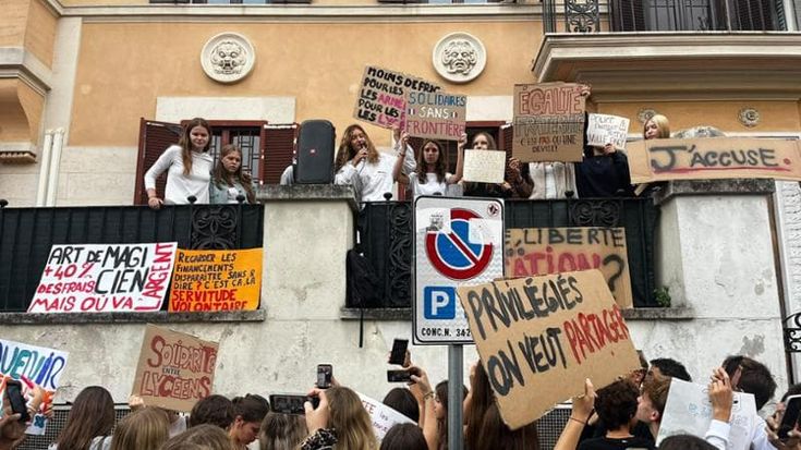 Blitz neofascista al liceo Amaldi: proteste e manifesti contro gli immigrati