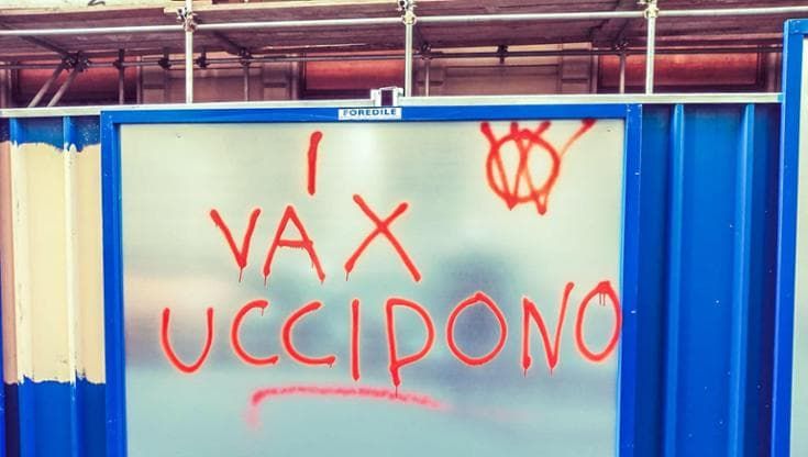 La destra censura i vaccini a scuola: la legge per la salute dedicata a Veronesi ammicca ai no Vax