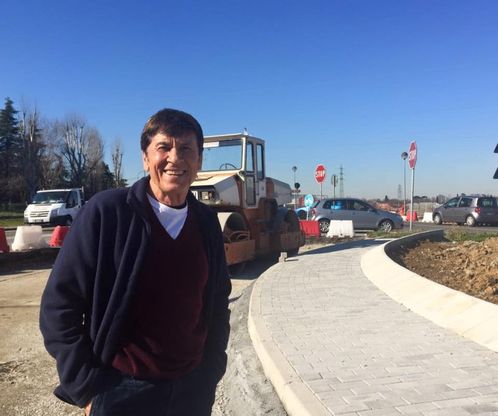 Gianni Morandi "attratto" dai cantieri stradali: "Mi piace guardare..."