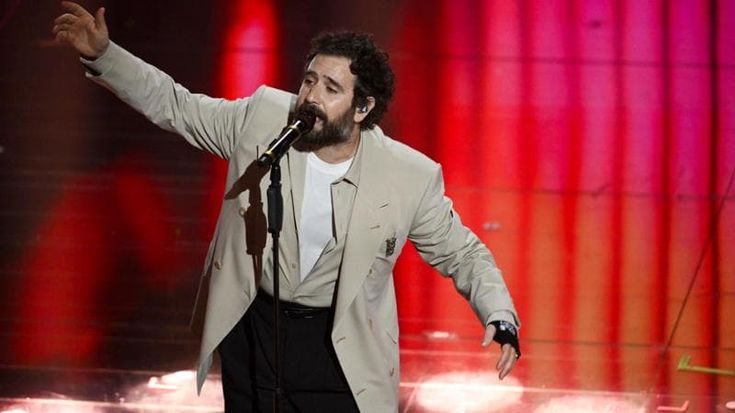 Tommaso Paradiso, stop ai concerti: “Mi ha punto un pappatacio, ho preso il Toscana Virus”