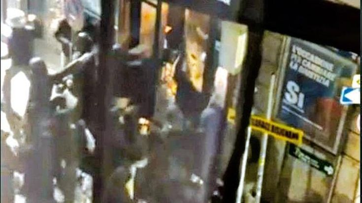 Napoli, notte di terrore a Chiaia: assedio ultras a un locale per colpire i tifosi inglesi