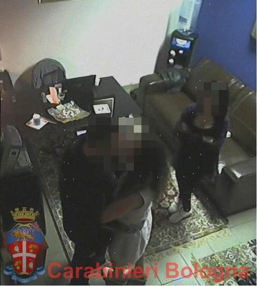 Chiusi due centri massaggi a luci rosse<br />arrestata una 37enne albanese