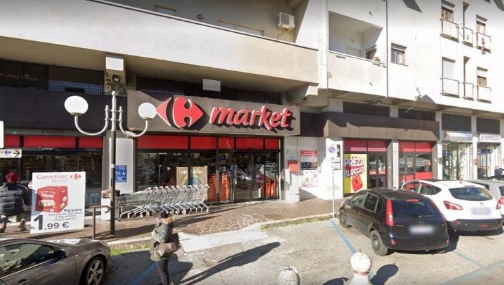 Panico al supermercato: entra urlando armato di tre coltelli e minaccia commessi e clienti