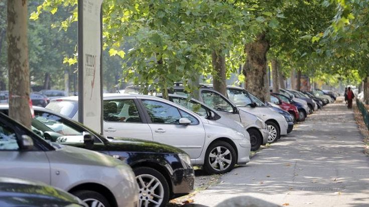 A Milano verranno fatte più multe a chi parcheggia tra gli alberi