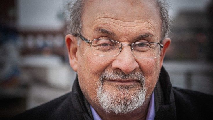 Rushdie, a un mese dall'attentato cala il silenzio sulle sue condizioni di salute