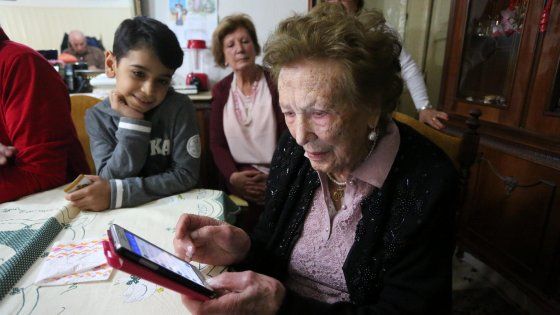 Nonna digitale per amore dei nipoti: "A 97 anni con smartphone e profilo Facebook"
