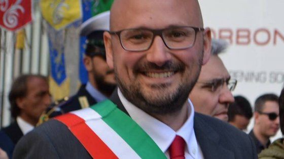 "Pescatori attenti, sono tornati i marò": il post del sindaco di Cesano Boscone diventa un caso