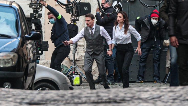 Roma, "Mission Impossible 7" al Ghetto. Tom Cruise in 500 gialla saluta centinaia di fan tra flash, baci e selfie