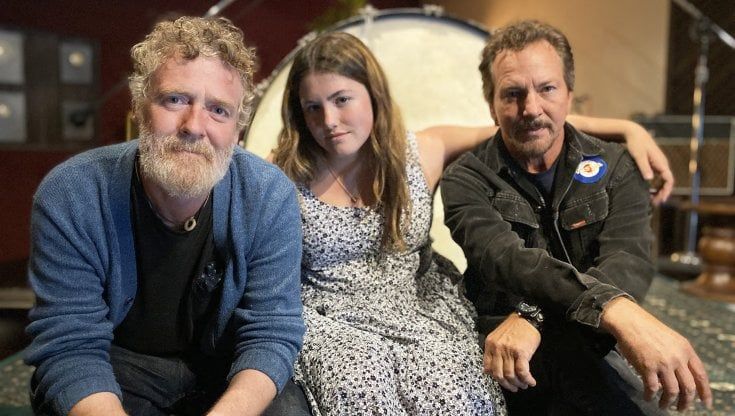 Genitori e figli, il mistero e la bellezza. Eddie Vedder e la sua Olivia cantano per Sean Penn