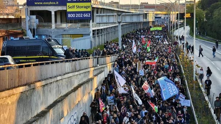 Il corteo contro la guerra occupa la Tangenziale, città di nuovo paralizzata
