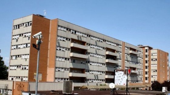 Benevento, incendio all'ospedale Rummo nella notte per  un cortocircuito del presepe 