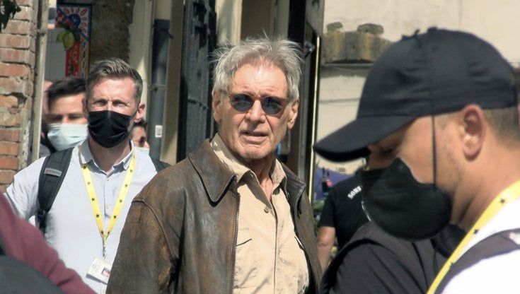 Cappello, frusta e thermos di caffè: Harrison Ford gira a Cefalù