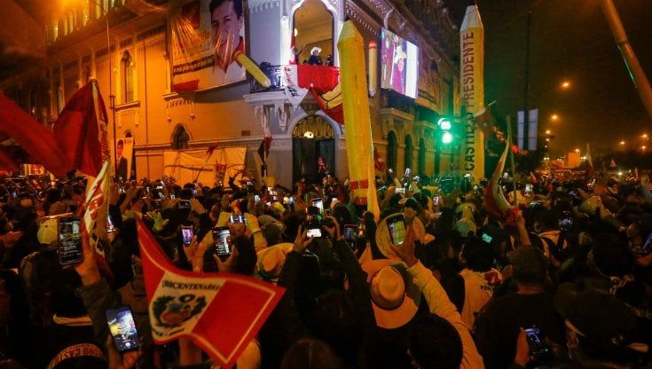 Perù, il leader della sinistra Castillo batte la "principessa" della destra Fujimori. Che però ora vuole il riconteggio