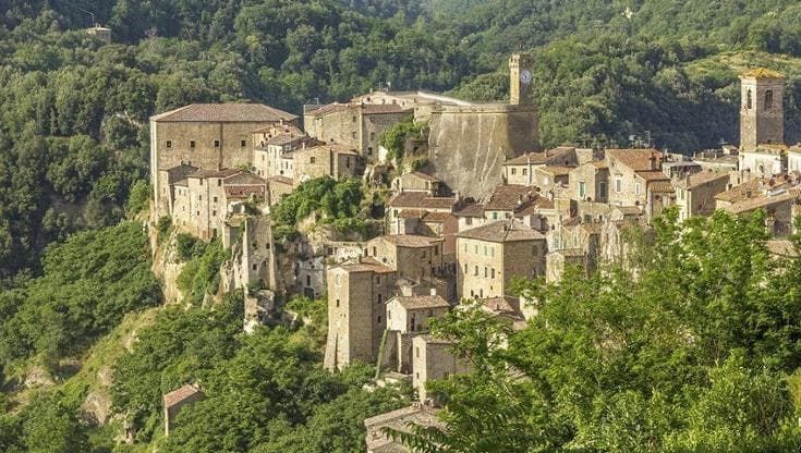 "Il prete fa campagna elettorale": una lettera anonima scuote la Maremma