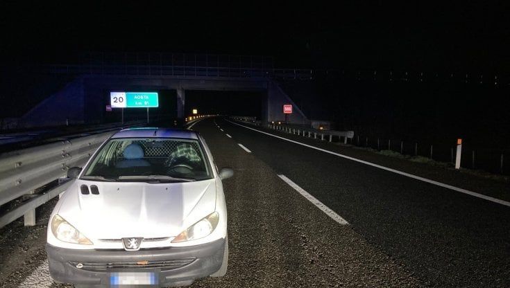 Ubriaco viaggia per 13 chilometri in autostrada contromano seminando il panico tra gli automobilisti