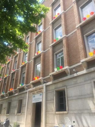 Foggia, secchi colorati a ogni finestra: il palazzo si tinge d'arte