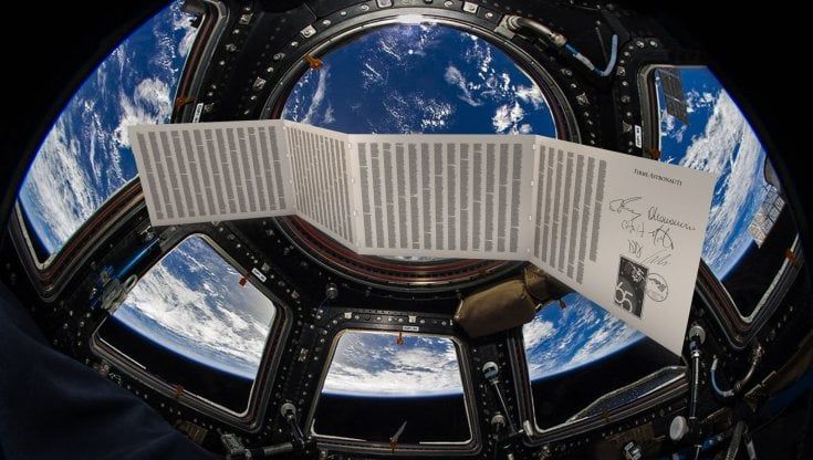 Dante verso l'infinito e oltre, una "Divina Commedia" in titanio e oro lanciata in orbita nello spazio