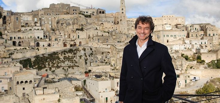 Alberto Angela "irripetibile" e "colossale": la lingua delle Meraviglie è "stupefacente"