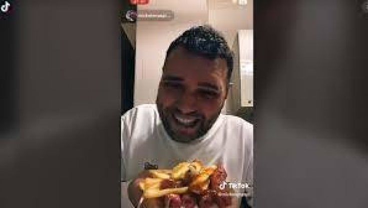 E' morto Michele 'Naspi', il tiktoker di Foggia aveva 39 anni. Nell'ultimo video il messaggio ai fan: "Voglio solo essere felice"