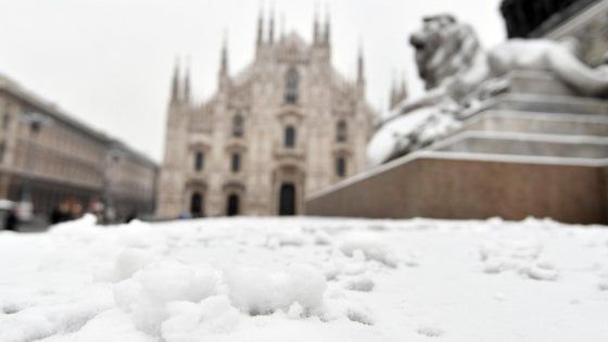 Neve, Big Snow è arrivata a Milano: allarme ghiaccio ma mezzi pubblici regolari e scuole aperte