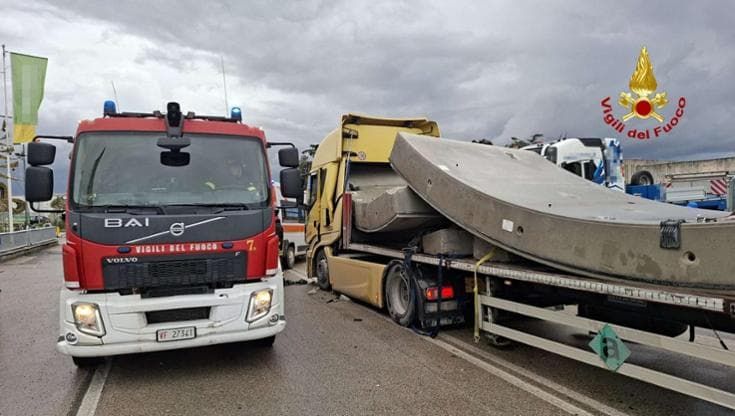 Camionista muore schiacciato dal carico del proprio mezzo nel Casertano