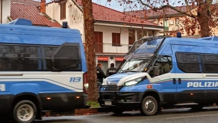 Sgombero nell'ex palazzina degli anarchici in corso Novara: occupata da 9 stranieri