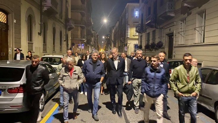 Damilano, passeggiata notturna per le strade di San Salvario: "Basta spaccio, riprendiamoci le strade"