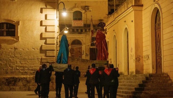 Modica, la processione-performance di un artista nella Pasqua senza riti