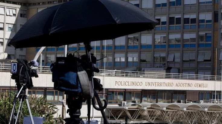 Il Papa ha ripreso il lavoro. “Il polmone recupera”. Parolin: “Preoccupato ma mi fido dei medici”