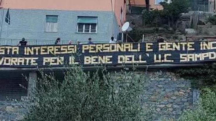 Sampdoria, rispetto, trasparenza e passione La Sud detta le regole al Cda, in 500 davanti alla sede