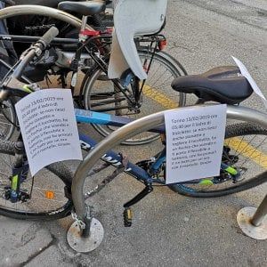 Torino, l'amara ironia contro il ladro di bici: fammi un fischio se non riesci a rubarla