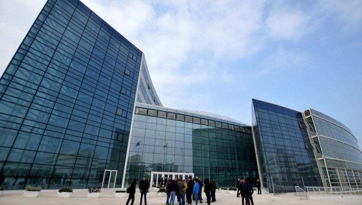 Regione Puglia, 24mila euro per due ante in legno e due vetrate: "lievi sistemazioni" per la sede inaugurata nel 2019