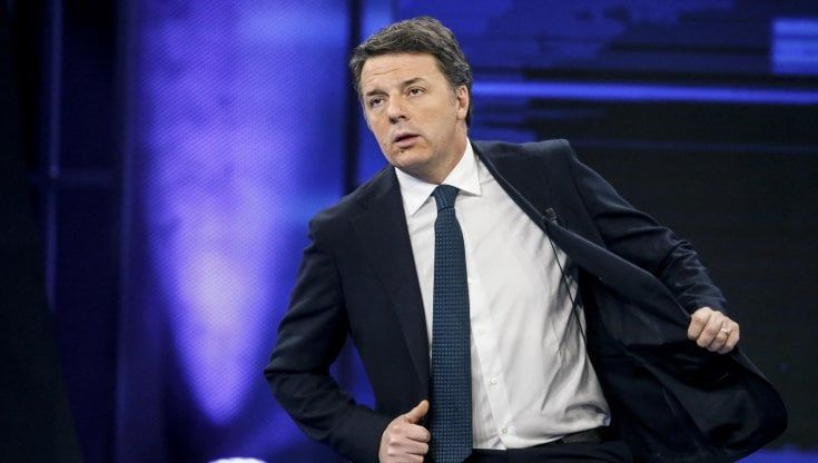 Siparietto Renzi-Giletti. L'ex premier: "Diciamo al suo editore di accendere il riscaldamento?". Il conduttore: "Non lo dica a me che sono in camicia"