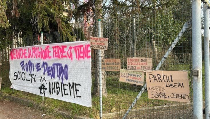 Pilastro, gli attivisti smontano il presidio nel parco. Liberati i tre giovani arrestati