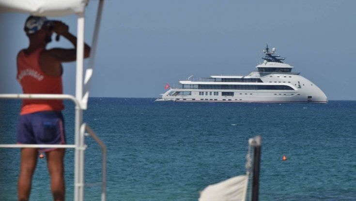 Bari, il mega yacht con la prua rovesciata Olivia O in rada sul lungomare: è di un miliardario israeliano