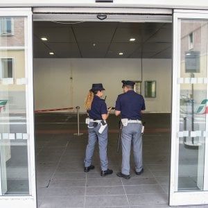 Ferrara, attraversa i binari e viene travolto da un Frecciarossa