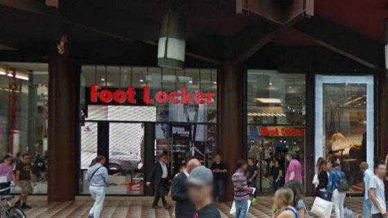Milano, ladri in azione nella notte da Foot Locker: scarpe e abbigliamento, colpo da 50mila euro