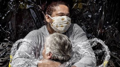 World press photo, la foto dell'anno è l'abbraccio tra una donna anziana e un'infermiera 