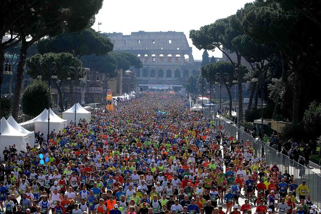Maratona di Roma, la corsa tra centurioni e fedelissimi dei 42 chilometri