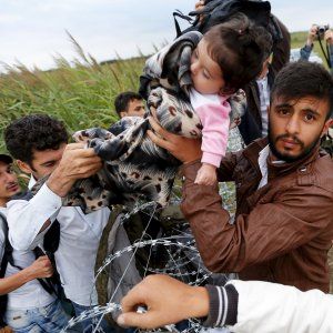 Migranti, Merkel a Heidenau: "Vigliacco chi attacca i profughi"