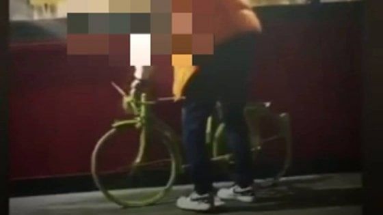 Fidenza, danneggia in diretta social le installazioni del Comune