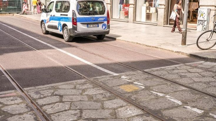 Sui lastroni di pavè milanese sembra di fare la Dakar:in bici, moto o auto è lo stesso