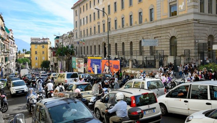 Napoli, inferno traffico in via Salvator Rosa: "Pedoni a rischio, dove sono i vigili?"