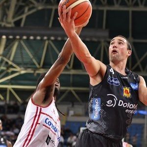 Basket, Trento ritrova il sorriso: Craft e Lighty firmano il colpo a Pesaro