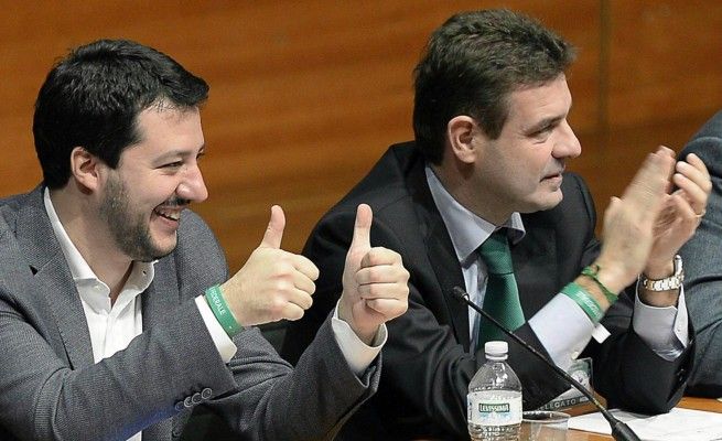 Cota, la Lega scende in piazza<br />Bossi: non deve lasciare